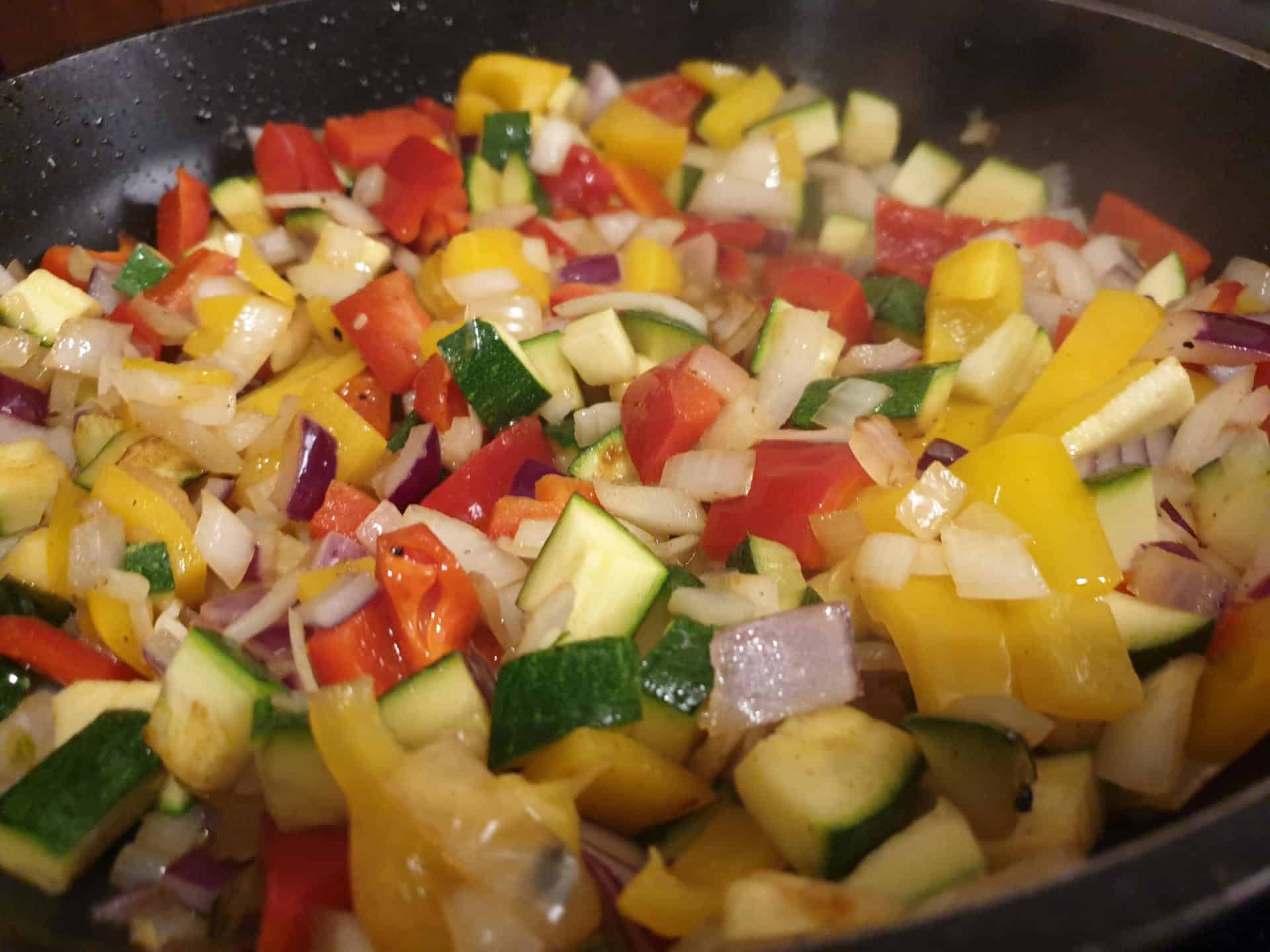 Paella Gemuese schmoren - Paella mit Hähnchen und Garnelen